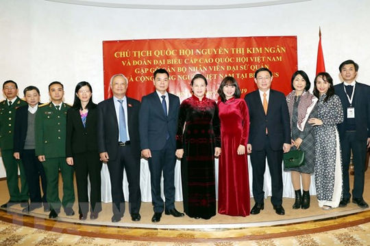 Chủ tịch Quốc hội gặp cộng đồng người Việt Nam tại Belarus