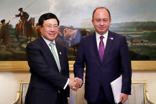 Phó Thủ tướng Phạm Bình Minh tiếp xúc song phương tại FMM 14