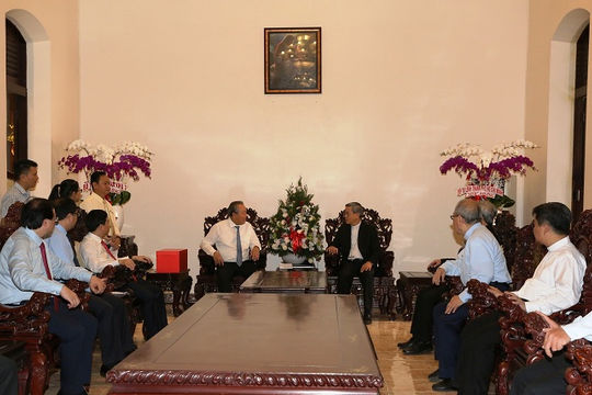 Phó Thủ tướng thăm, tặng quà các cơ sở Công giáo, Tin lành