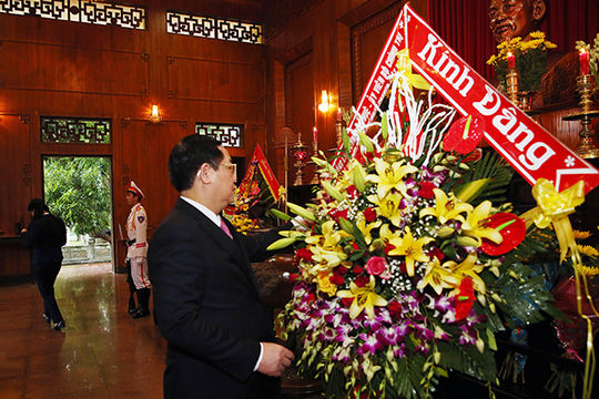Phó Thủ tướng dâng hương tưởng niệm Hồ Chủ tịch, thăm người có công Nghệ An Phó Thủ tướng dâng hương tưởng niệm Hồ Chủ tịch, thăm người có công Nghệ An