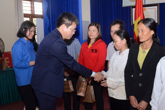 Công đoàn KTNN Chuyên ngành Ib trao quà cho gia đình chính sách tại Hà Tĩnh
