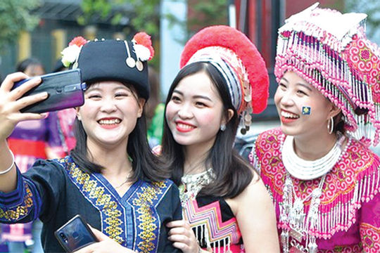 Dấu ấn đương đại trong trang phục truyền thống