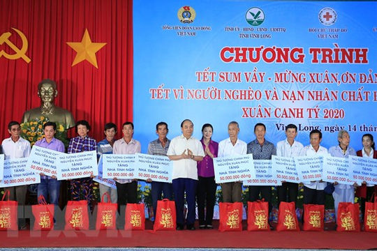 Thủ tướng Nguyễn Xuân Phúc dự chương trình Tết sum vầy tại Vĩnh Long