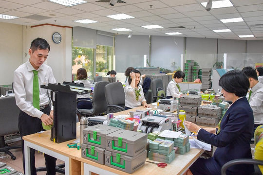 Hỗ trợ lãi suất cho khách hàng, lợi nhuận nhiều ngân hàng giảm mạnh