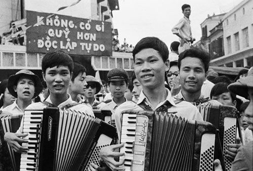 Ký ức ngày 30/4 lịch sử:  Thủ đô rực rỡ cờ hoa trong ngày vui chiến thắng