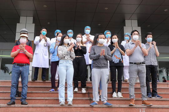 Thêm 5 bệnh nhân mắc Covid-19 được ra viện