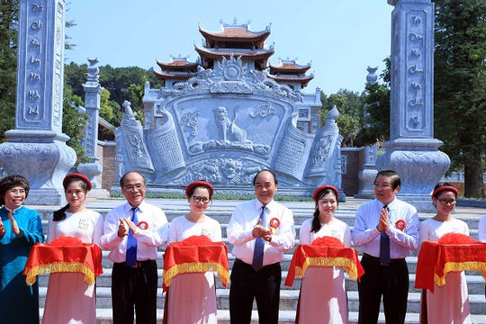 Thủ tướng dự khánh thành Đền thờ Gia tiên Chủ tịch Hồ Chí Minh Thủ tướng dự khánh thành Đền thờ Gia tiên Chủ tịch Hồ Chí Minh