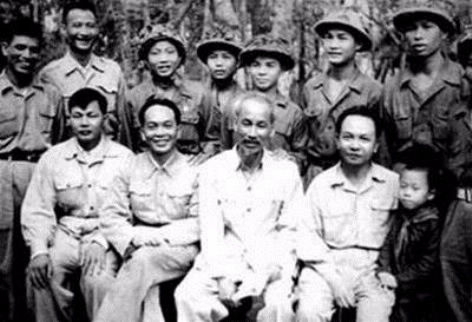 Kỷ niệm 130 năm Ngày sinh Chủ tịch Hồ Chí Minh:  Tháng Năm và đạo lý dân tộc ‘ăn quả nhớ người trồng cây’ Kỷ niệm 130 năm Ngày sinh Chủ tịch Hồ Chí Minh:  Tháng Năm và đạo lý dân tộc ‘ăn quả nhớ người trồng cây’