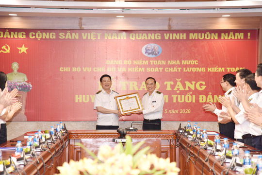 Trao tặng huy hiệu 30 năm tuổi Đảng cho Phó Tổng Kiểm toán Nhà nước Đoàn Xuân Tiên