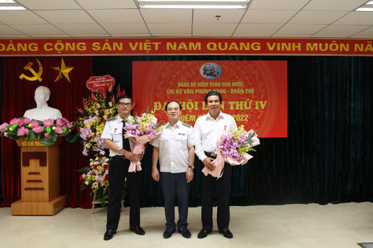 Đảng bộ Kiểm toán Nhà nước có thêm ba đảng viên vinh dự nhận Huy hiệu 30 năm tuổi Đảng