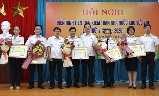 KTNN khu vực VIII: Công tác thi đua, khen thưởng được duy trì thường xuyên, liên tục trên mọi lĩnh vực KTNN khu vực VIII: Công tác thi đua, khen thưởng được duy trì thường xuyên, liên tục trên mọi lĩnh vực