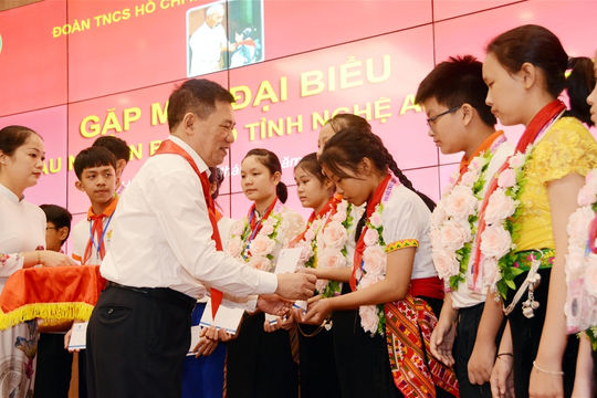 Tổng Kiểm toán Nhà nước tiếp đón, chúc mừng Đoàn đại biểu Cháu ngoan Bác Hồ tỉnh Nghệ An