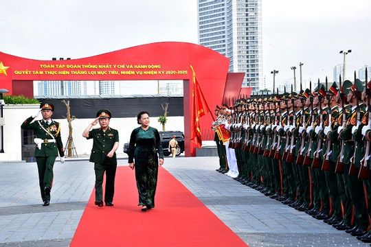 Chủ tịch Quốc hội Nguyễn Thị Kim Ngân làm việc với Tập đoàn Viettel