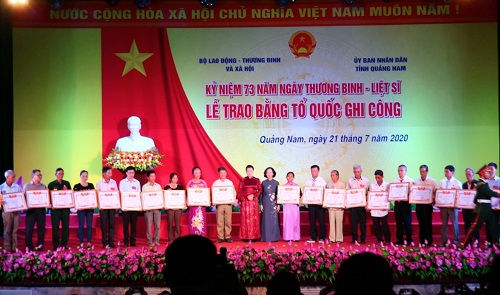 Chủ tịch Quốc hội trao Bằng Tổ quốc ghi công tới 73 thân nhân liệt sĩ Chủ tịch Quốc hội trao Bằng Tổ quốc ghi công tới 73 thân nhân liệt sĩ