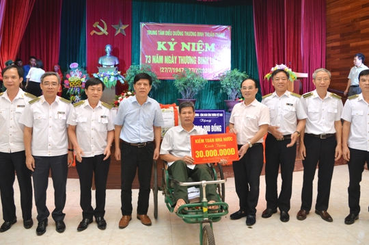 Kiểm toán Nhà nước thăm và tặng quà tại Trung tâm Điều dưỡng thương binh Thuận Thành