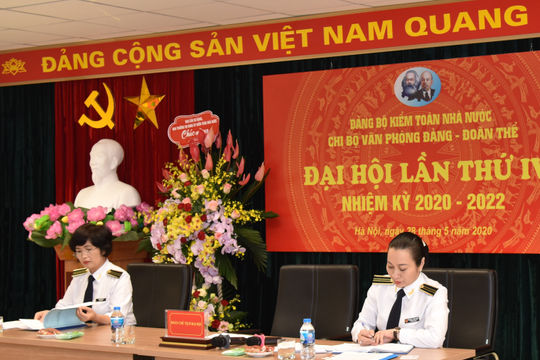 Thi đua yêu nước trước hết là luôn làm tròn bổn phận, trách nhiệm của mình với công việc