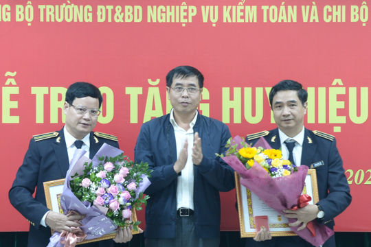 Đảng bộ KTNN có thêm 3 đồng chí vinh dự đón nhận Huy hiệu 40 năm và 30 năm tuổi Đảng