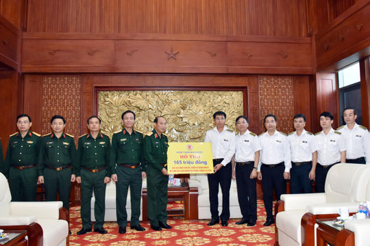 Đoàn công tác của Kiểm toán Nhà nước thăm, tri ân những đóng góp, hy sinh của cán bộ, chiến sĩ Bộ tư lệnh Quân khu 4