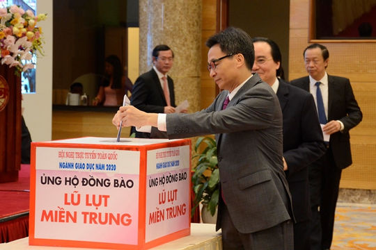 Bộ trưởng Giáo dục: Cố gắng để học sinh vùng lũ có sách vở đến trường