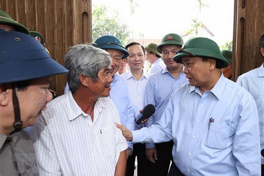 Thủ tướng Nguyễn Xuân Phúc thị sát việc khắc phục hậu quả bão số 9