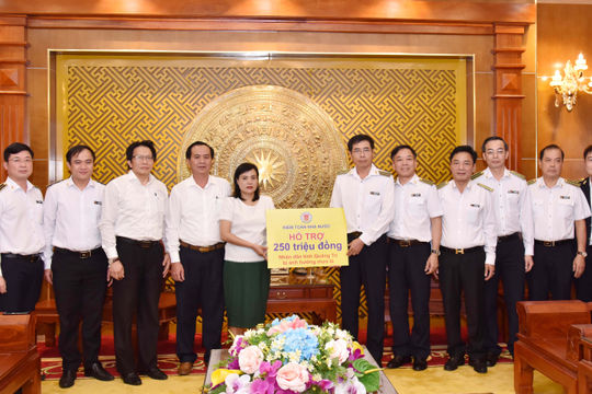 Đoàn công tác của Kiểm toán Nhà nước chia sẻ khó khăn với người dân vùng lũ tỉnh Quảng Bình, Quảng Trị