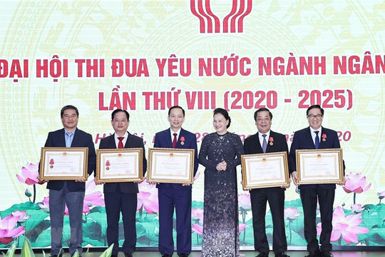 Chủ tịch Quốc hội dự Đại hội thi đua yêu nước ngành ngân hàng