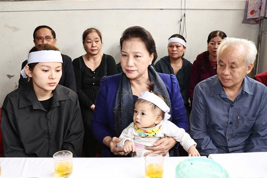 Chủ tịch Quốc hội thăm gia đình các liệt sỹ hy sinh trong đợt mưa lũ