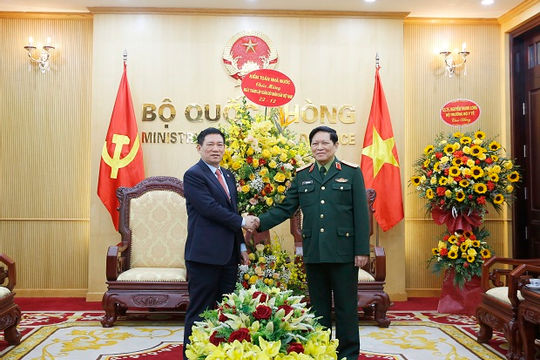Ủy viên BCH TW Đảng, Tổng Kiểm toán nhà nước Hồ Đức Phớc đến thăm và chúc mừng Bộ Quốc phòng nhân ngày thành lập Quân đội nhân dân Việt Nam