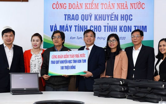 Kiểm toán Nhà nước trao tặng 100 triệu đồng cho Quỹ khuyến học tỉnh Kon Tum Kiểm toán Nhà nước trao tặng 100 triệu đồng cho Quỹ khuyến học tỉnh Kon Tum