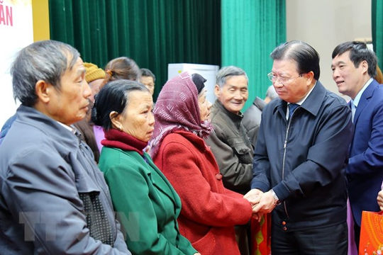 Phó Thủ tướng thăm, trao quà Tết tặng gia đình chính sách ở Phú Thọ