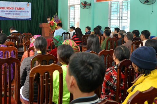 Mang Tết đến với đồng bào vùng cao