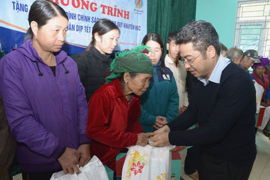 Mang Tết đến với đồng bào vùng cao