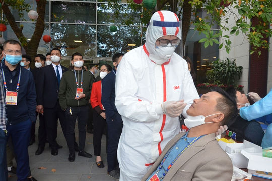 Xét nghiệm Covid-19 lần thứ ba cho các phóng viên báo chí tác nghiệp tại Đại hội XIII