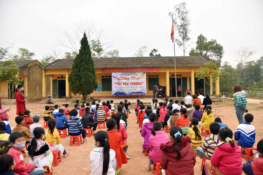 Công đoàn Văn phòng Đảng - Đoàn thể mang tết yêu thương đến với học sinh nghèo vùng cao Công đoàn Văn phòng Đảng - Đoàn thể mang tết yêu thương đến với học sinh nghèo vùng cao