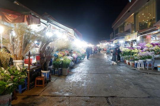 Nỗi lo thất thu của tiểu thương chợ hoa đêm lớn nhất Hà Nội
