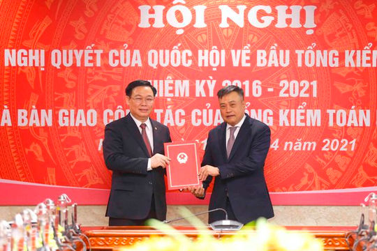 Chủ tịch Quốc hội trao Nghị quyết bầu đồng chí Trần Sỹ Thanh giữ cương vị Tổng Kiểm toán Nhà nước