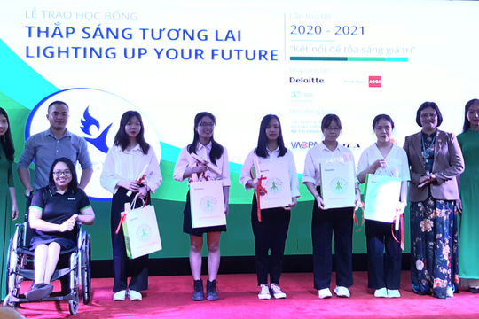 108 sinh viên nhận học bổng “Thắp sáng tương lai” năm học 2020-2021