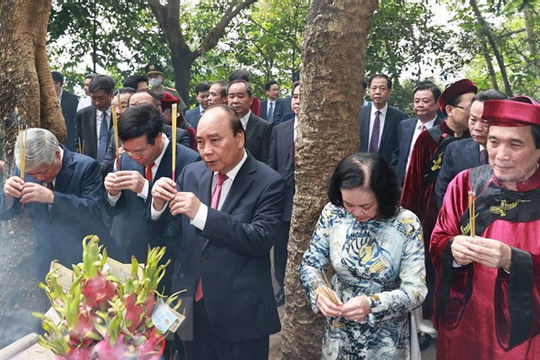 Chủ tịch nước thành kính dâng hương tại Lễ Giỗ Tổ Hùng Vương