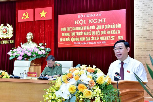 Chủ tịch Quốc hội Vương Đình Huệ dự lễ phát động ra quân bảo đảm an ninh trật, an toàn bầu cử: Quyết tâm không để các điểm bầu cử trở thành nơi lây nhiễm dịch Covid-19 ra cộng đồng