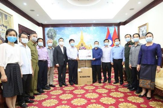 Trao tặng Lào hơn 600 triệu đồng và vật tư y tế ứng phó dịch Covid-19
