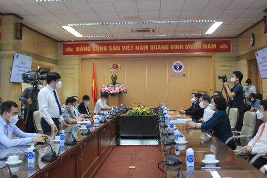 Tiếp nhận 160 tỷ đồng và 4 triệu liều vắc xin cho Quỹ mua vắc xin phòng Covid-19