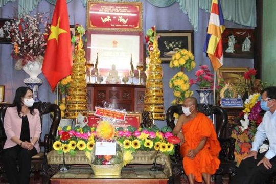 Phó Chủ tịch nước Võ Thị Ánh Xuân thăm chức sắc Phật giáo Nam tông Khmer ở Trà Vinh