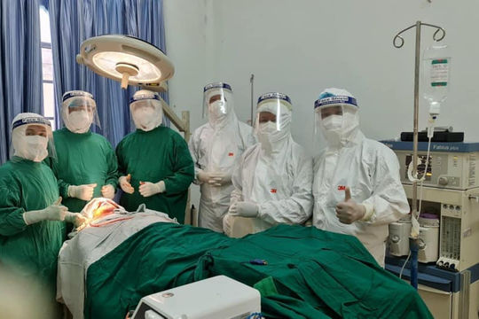 Hội chẩn từ xa và phẫu thuật thành công cho bệnh nhân trong khu cách ly Covid-19 Hội chẩn từ xa và phẫu thuật thành công cho bệnh nhân trong khu cách ly Covid-19
