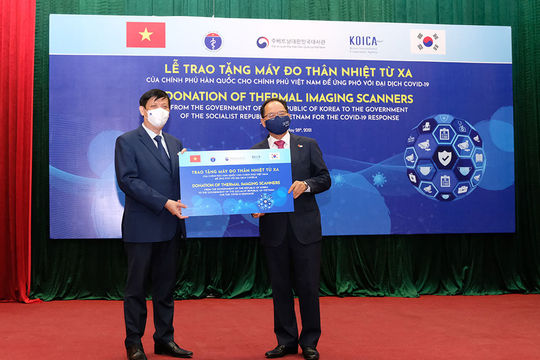 Việt Nam tiếp nhận hỗ trợ 40 máy đo thân nhiệt từ xa của Chính phủ Hàn Quốc