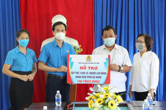 Tổng Liên đoàn Lao động Việt Nam trao quà hỗ trợ y bác sĩ tại Đà Nẵng