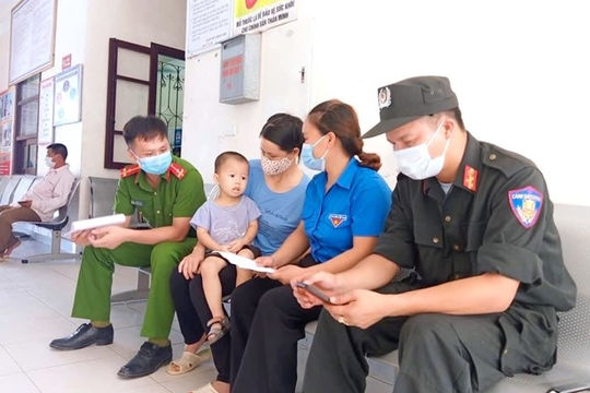 Bộ trưởng Bộ Y tế tặng Bằng khen hai sỹ quan công an hiến máu cứu trẻ em trong vùng dịch