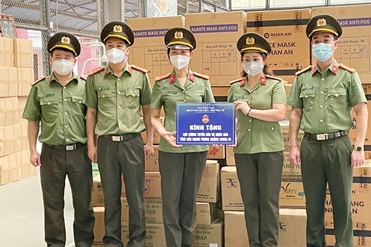 Lực lượng Công an chung tay hỗ trợ lực lượng tuyến đầu phòng, chống dịch Covid-19