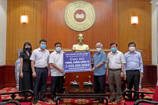 Bộ Kế hoạch và Đầu tư ủng hộ hơn 2 tỷ đồng cho công tác phòng chống dịch Covid-19
