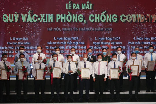 Ngành ngân hàng ủng hộ khoảng 700 tỷ đồng cho Quỹ Vắc-xin phòng Covid-19