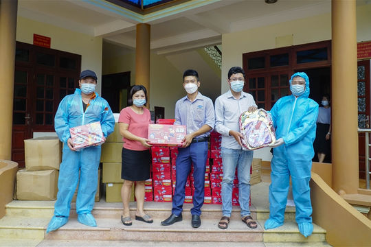 Hơn 8.400 hộp sữa từ Quỹ Sữa Vươn cao Việt Nam đến với trẻ em Điện Biên giữa đại dịch